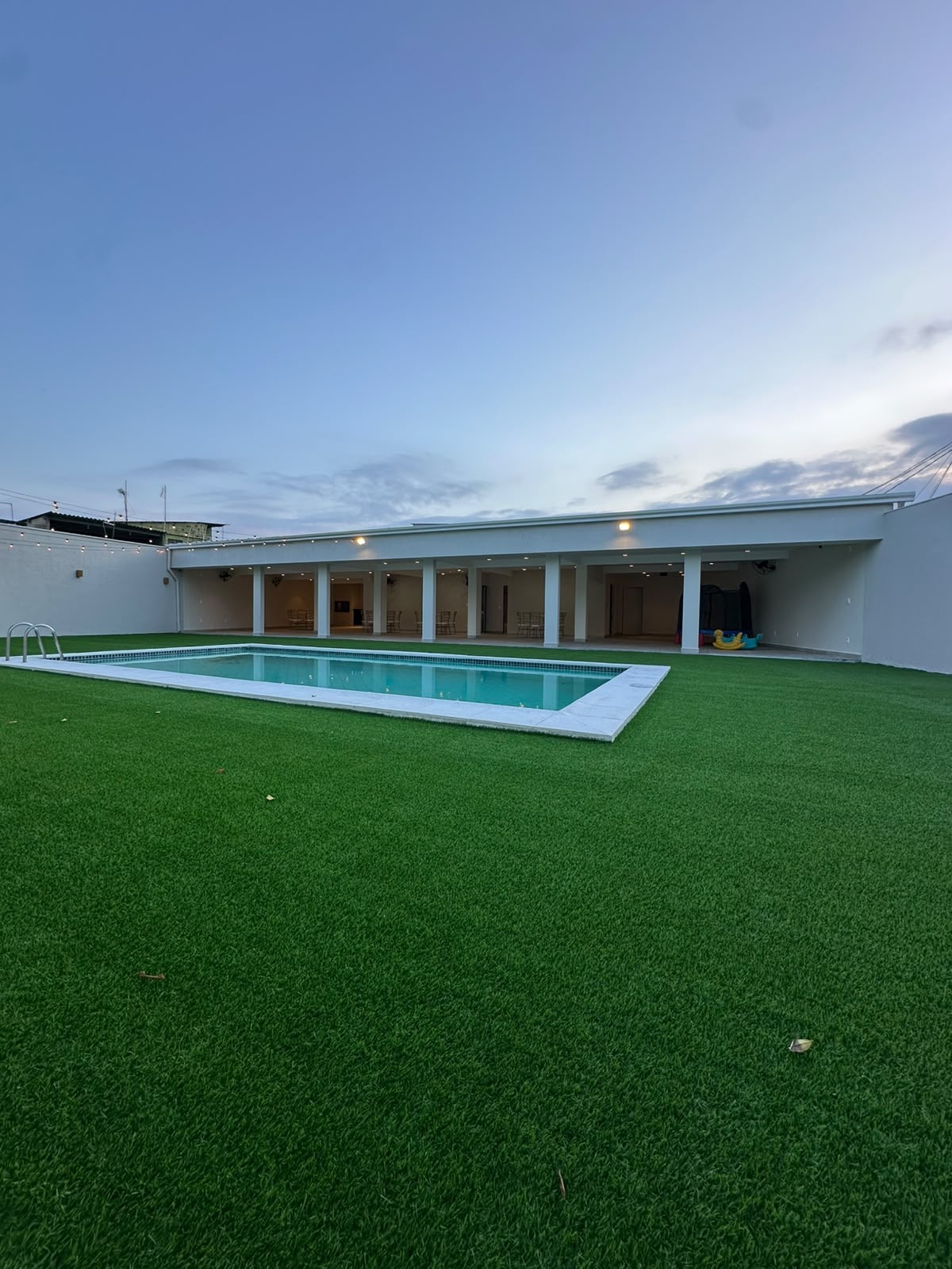 The Sunset — espaço com piscina e área coberta